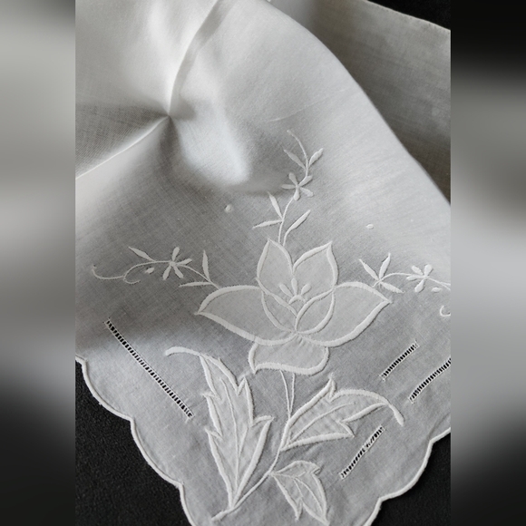 Vintage Accessories - VINTAGE WHITEWORK APPLIQUE HANDKERCHIEF